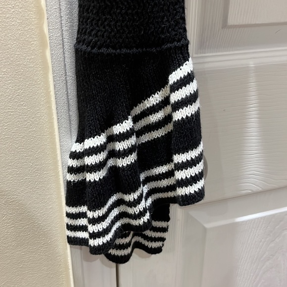 Essie Black and White Cropped Sweater - Picture 3 of 6